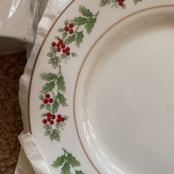 Gibson. Vintage holiday harmony design. Set of 4 teacups & saucers holly design. - Picture 6 of 9